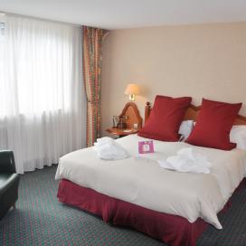 Double bed in Hotel Mercure room